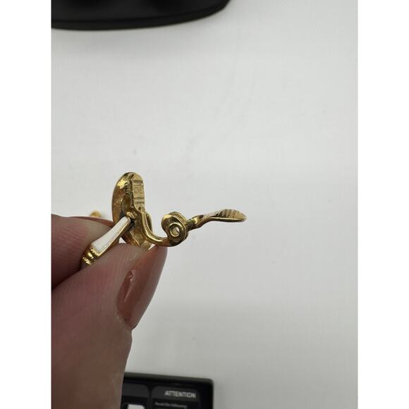 Luxury Monet Hoop Clip On Earrings White Enamel Gold Tone Circle 1” Vintage - Picture 3 of 7